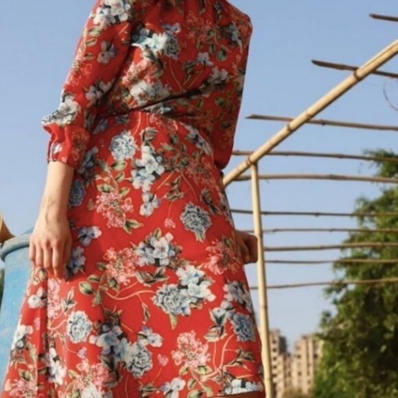 H&M medium Red Floral Crepe Midi Dress - Picture 1 of 4